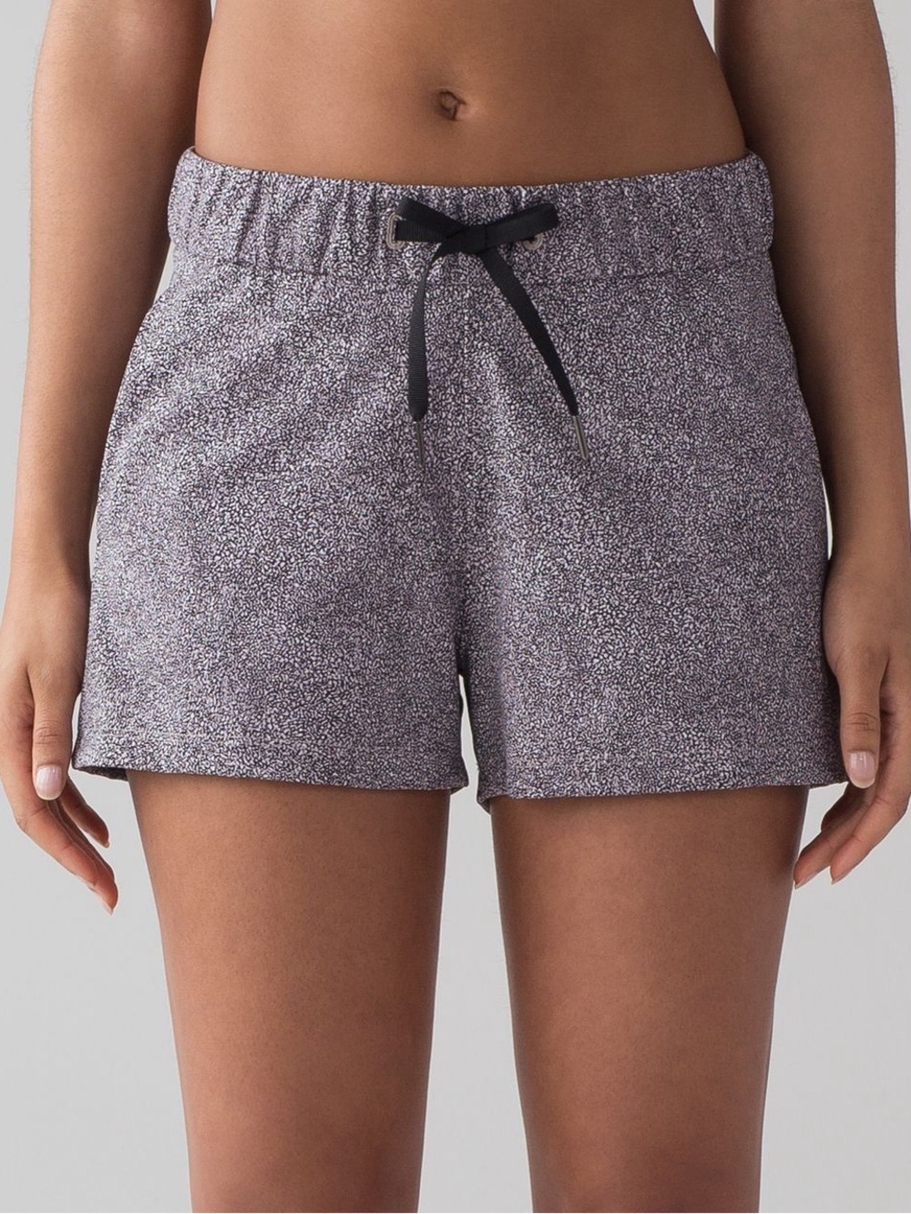 Lululemon On The Fly Short Fractal Alpine White Black Size 4 Athletic Gym Yoga